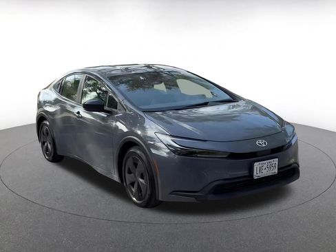 Used 2025 Toyota Prius LE image 3