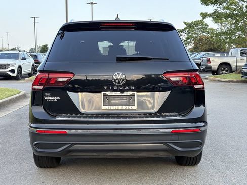Used 2023 Volkswagen Tiguan SE w/ Panoramic Sunroof Package FWD image 4