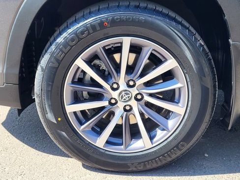 Used 2018 Toyota Highlander XLE AWD/4WD image 9