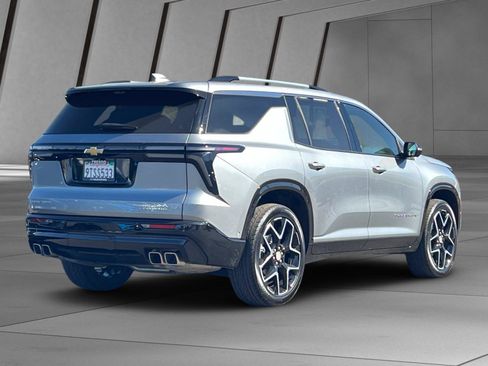 Used 2025 Chevrolet Traverse High Country FWD image 3