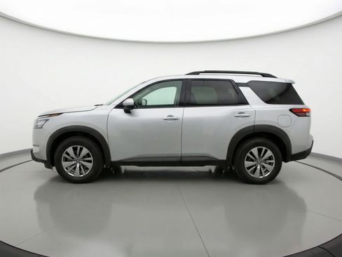 Used 2025 Nissan Pathfinder SV image 5
