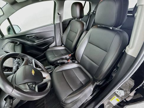 Used 2022 Chevrolet Trax LT w/ Premium Seat Package AWD/4WD image 5