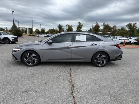 Used 2024 Hyundai Elantra Limited FWD image 4