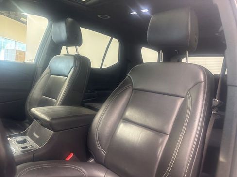 Used 2022 Chevrolet Traverse LT w/ LT Premium Package image 8