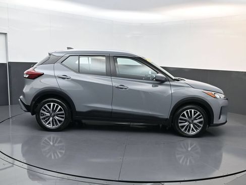 Used 2024 Nissan Kicks SV FWD image 2