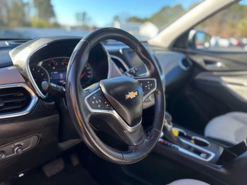 Used 2022 Chevrolet Equinox LT w/ Driver Convenience Package image 6