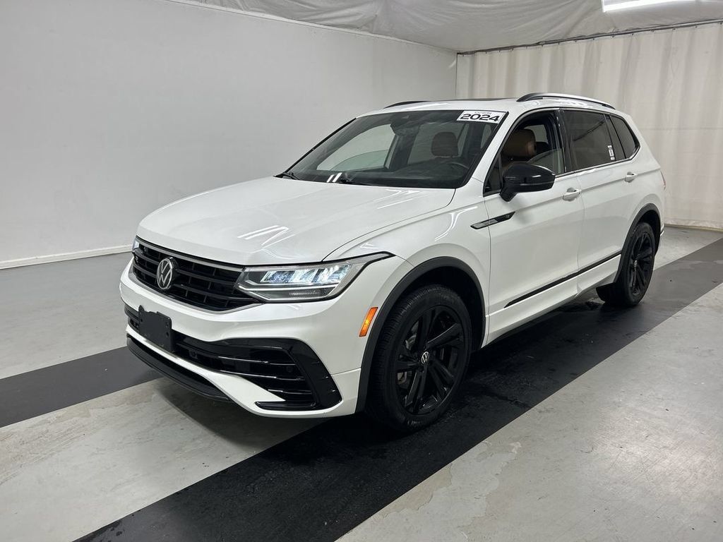 Certified 2024 Volkswagen Tiguan SE R-Line AWD/4WD image 5
