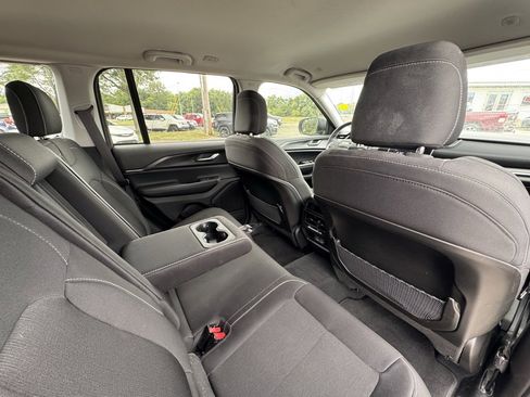 Used 2023 Jeep Grand Cherokee Laredo image 12