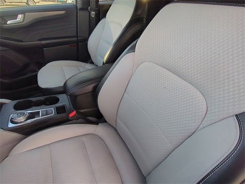 Used 2025 Ford Escape SE w/ Class II Trailer Tow Package image 21