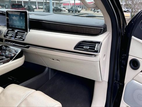 Used 2021 Lincoln Navigator Reserve w/ Luxury Package image 17