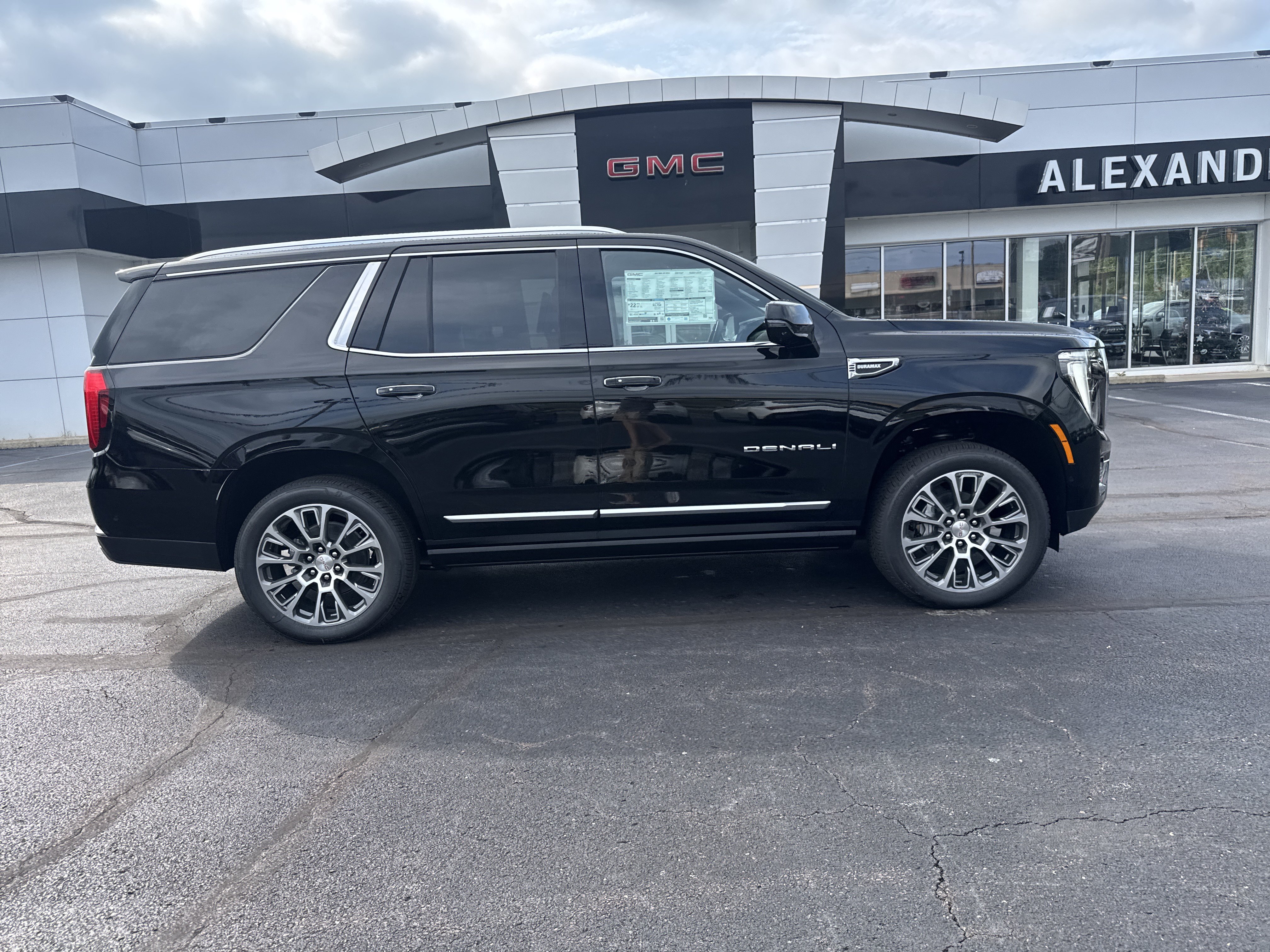 New 2026 GMC Yukon Denali w/ Denali Reserve Package AWD/4WD image 2
