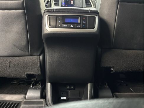 Used 2019 Toyota Highlander XLE AWD/4WD image 27