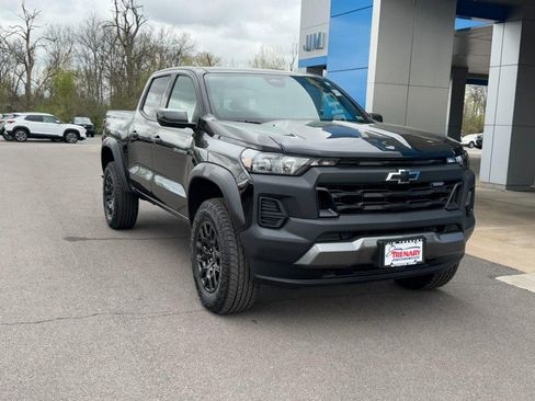 Used 2025 Chevrolet Colorado Trail Boss image 2