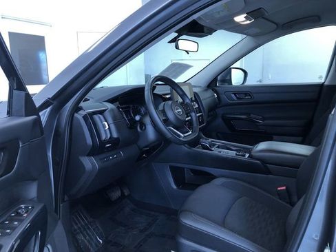 Used 2025 Nissan Pathfinder SV image 11