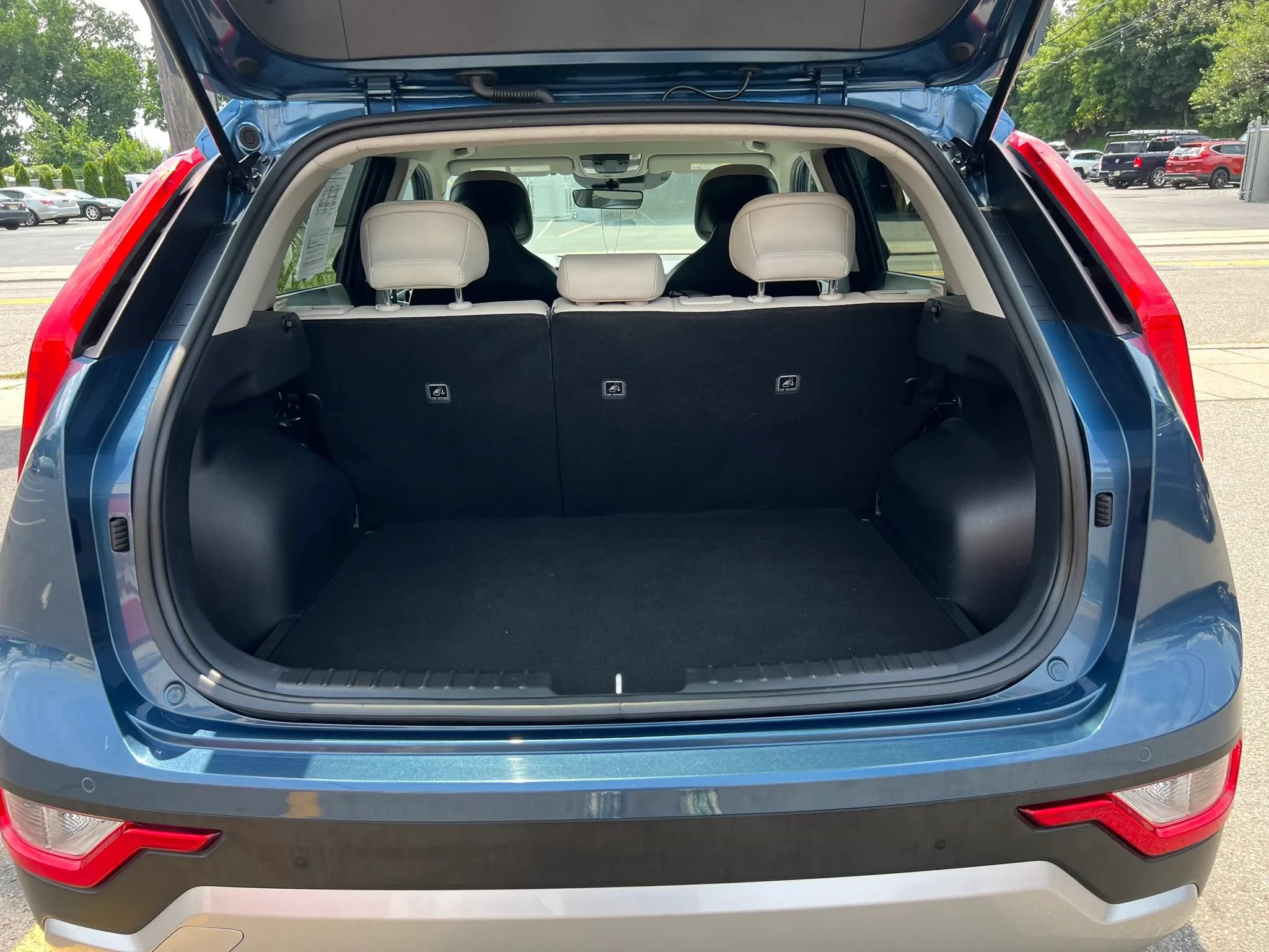 Used 2025 Kia Niro EX FWD image 10