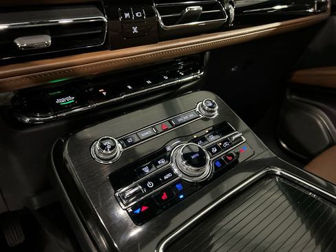Used 2023 Lincoln Nautilus Reserve AWD/4WD image 18