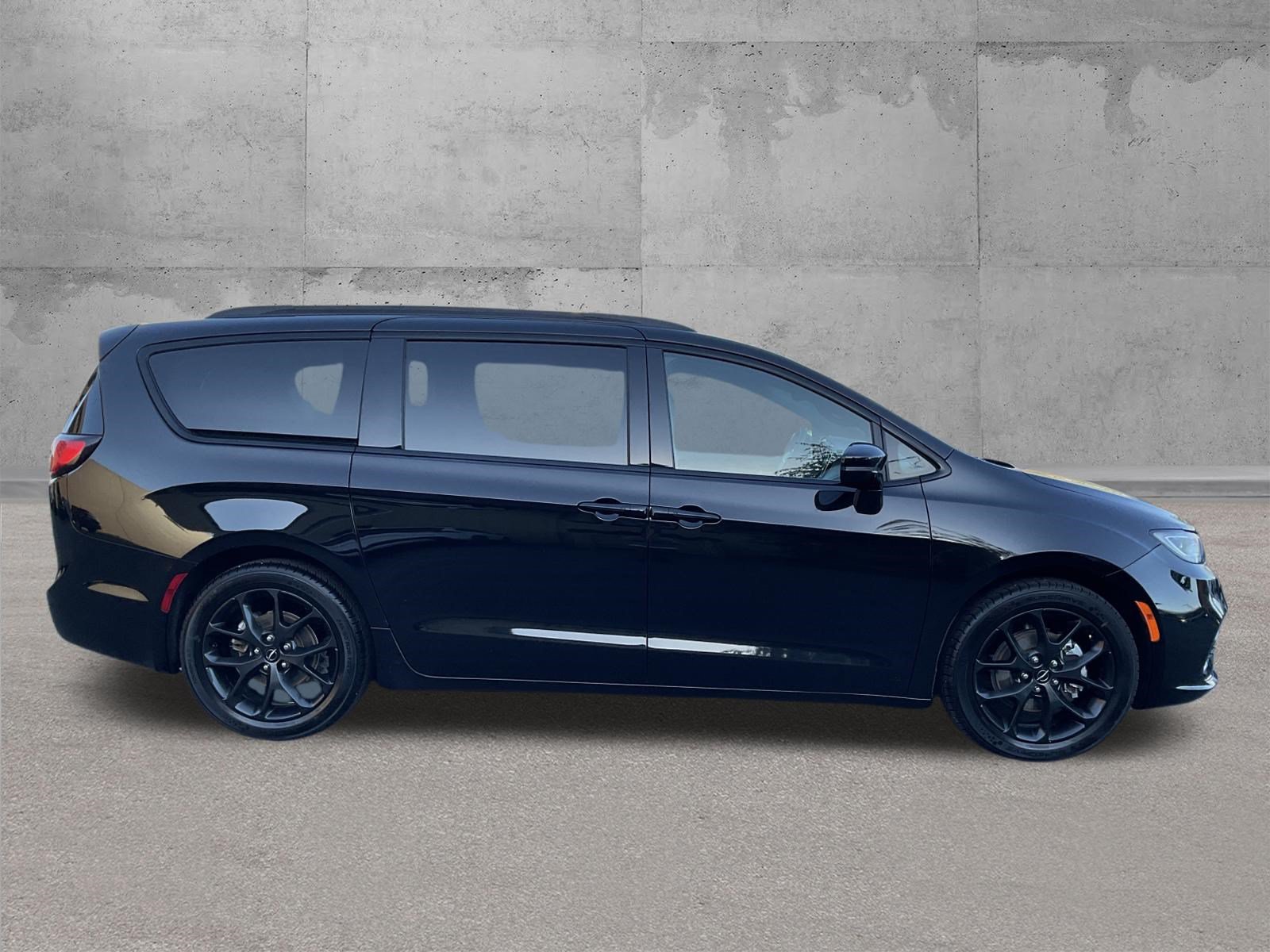 Used 2025 Chrysler Pacifica Limited FWD image 2