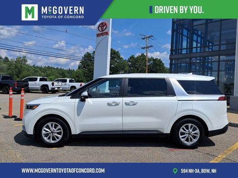 Used 2023 Kia Carnival LX FWD image 2