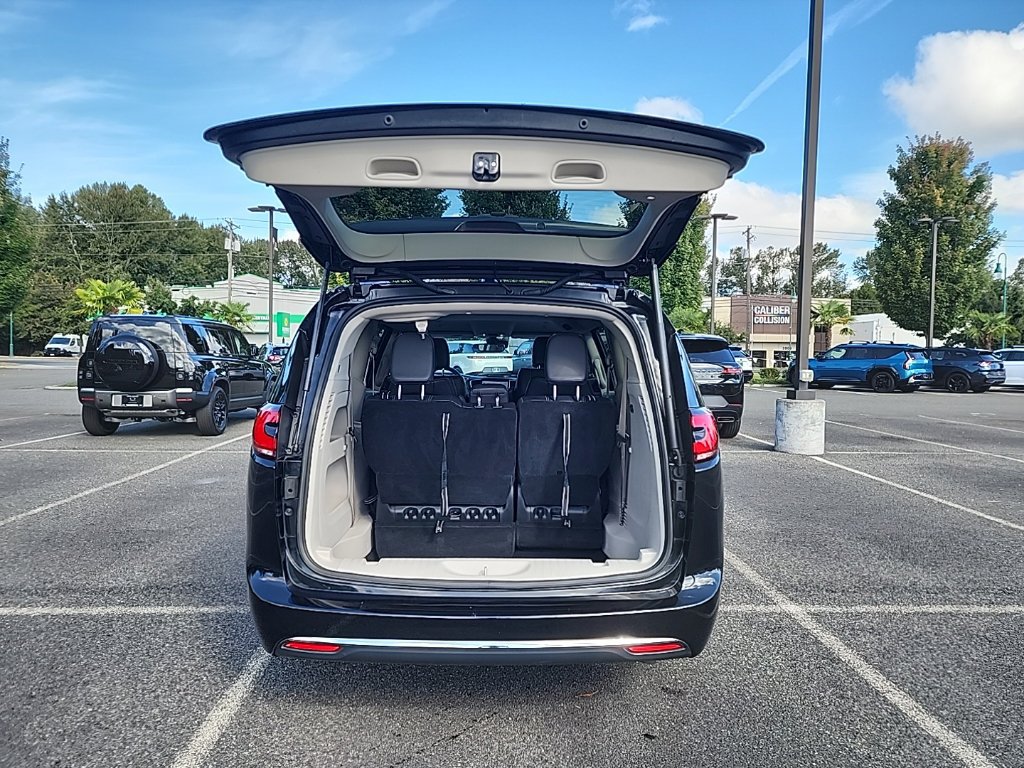 Used 2022 Chrysler Pacifica Touring-L FWD image 15