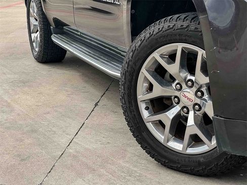 Used 2017 GMC Yukon XL SLE w/ SLE Value Package image 2