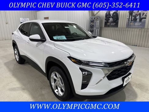 New 2026 Chevrolet Trax LS w/ LS Convenience Package FWD image 1