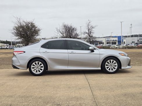 Used 2020 Toyota Camry LE image 7