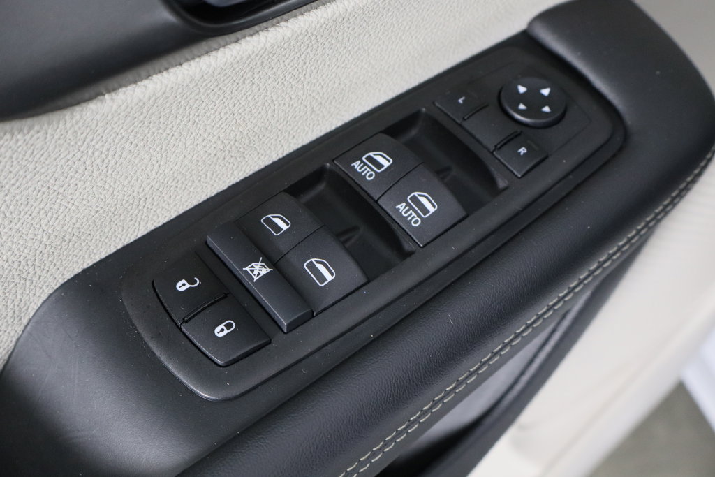 Used 2024 Chrysler Pacifica Limited FWD image 22