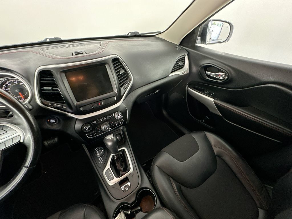 Used 2018 Jeep Cherokee Trailhawk AWD/4WD image 11