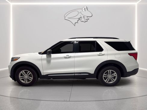 Used 2023 Ford Explorer XLT AWD/4WD image 2