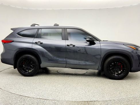 Used 2023 Toyota Highlander AWD image 4