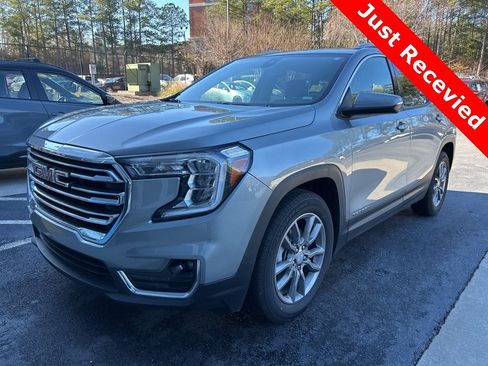 Used 2024 GMC Terrain SLT image 1