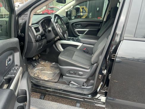 Used 2019 Nissan Titan SV w/ SV Convenience Package AWD/4WD image 9