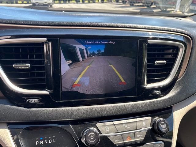 Used 2019 Chrysler Pacifica Touring FWD image 16