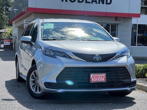 Used 2025 Toyota Sienna LE AWD/4WD image 1