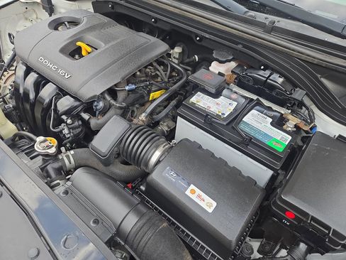 Used 2018 Hyundai Elantra SE image 11