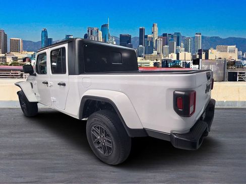 Used 2024 Jeep Gladiator Sport image 5