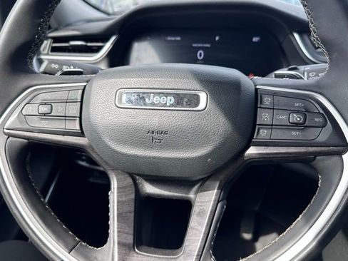 Used 2023 Jeep Grand Cherokee Limited w/ Black Appearance Package AWD/4WD image 11