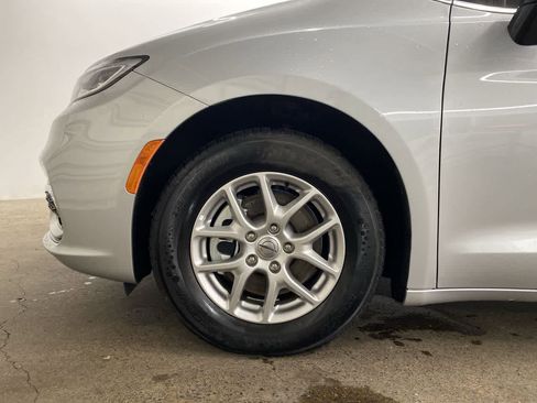 Used 2024 Chrysler Pacifica Touring-L FWD image 11