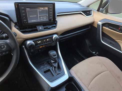 Used 2019 Toyota RAV4 LE image 27