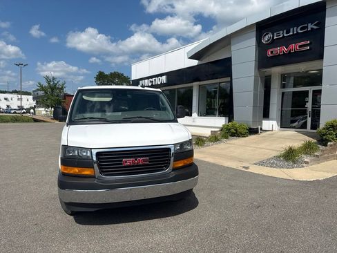 Used 2025 GMC Savana 3500 LT w/ LT Preferred Equipment Group RWD image 2