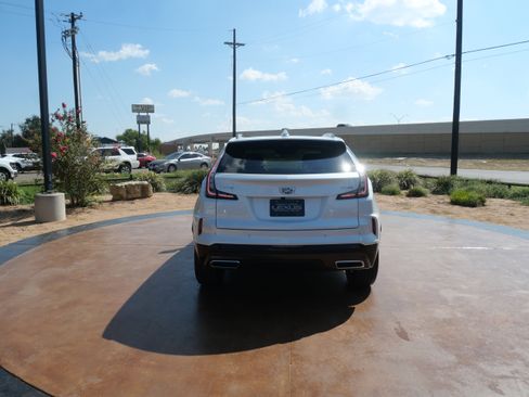 Used 2024 Cadillac XT4 Sport w/ Technology Package image 3