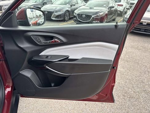 Used 2025 Chevrolet Trax LT w/ LT Convenience Package image 14