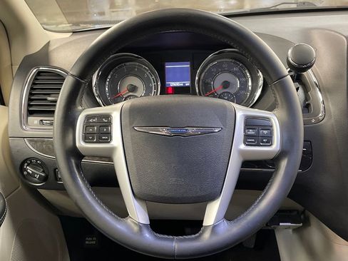 Used 2016 Chrysler Town & Country Touring image 15