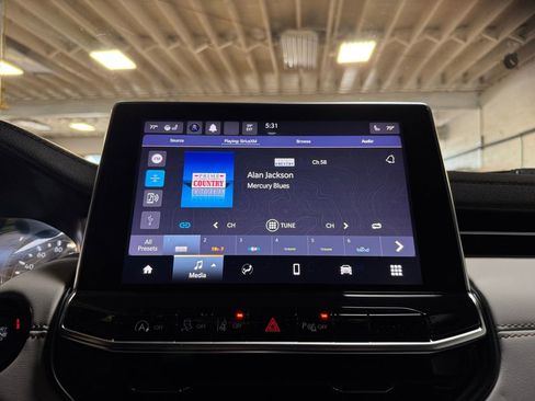 Used 2023 Jeep Compass Limited w/ Sun and Sound Group image 17