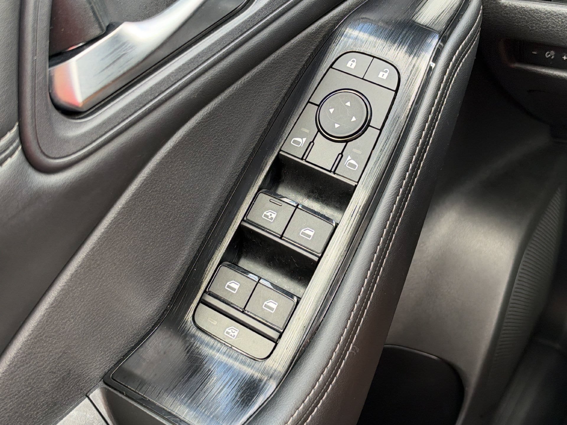Used 2024 Nissan Rogue SV w/ SV Premium Package FWD image 18