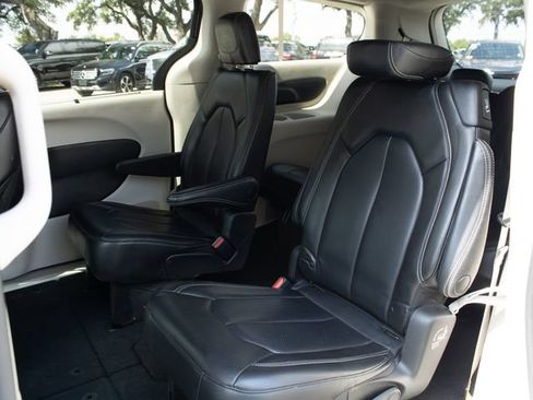 Used 2023 Chrysler Pacifica Touring-L FWD image 15