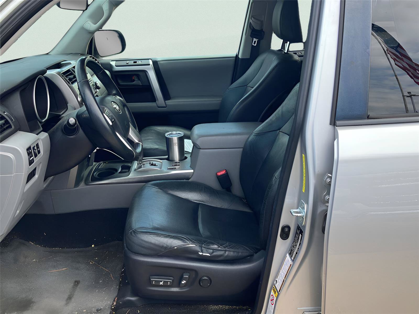 Used 2011 Toyota 4Runner SR5 w/ Premium Pkg w/Leather RWD image 4