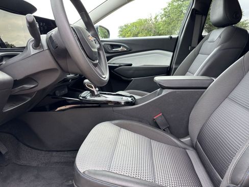 Used 2025 Chevrolet Trax LT image 27