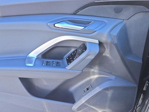 Used 2025 Audi Q5 Premium w/ Convenience Package image 32