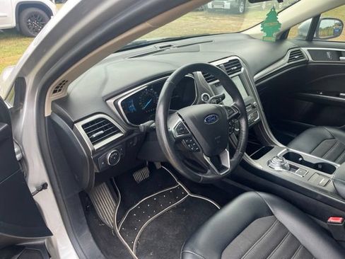 Used 2017 Ford Fusion SE w/ Equipment Group 201A FWD image 11